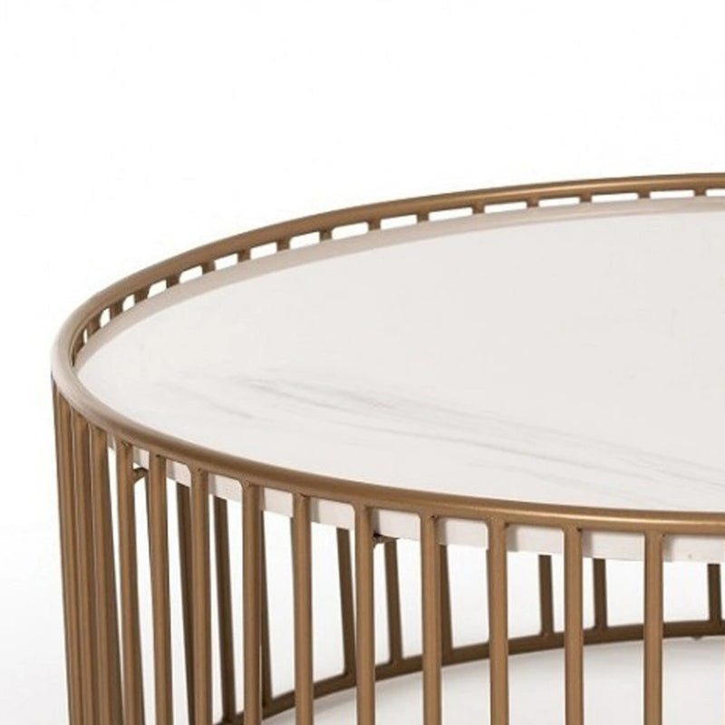 Table basse ronde en métal ardoisé avec plateau de service imitation marbre, doré et blanc