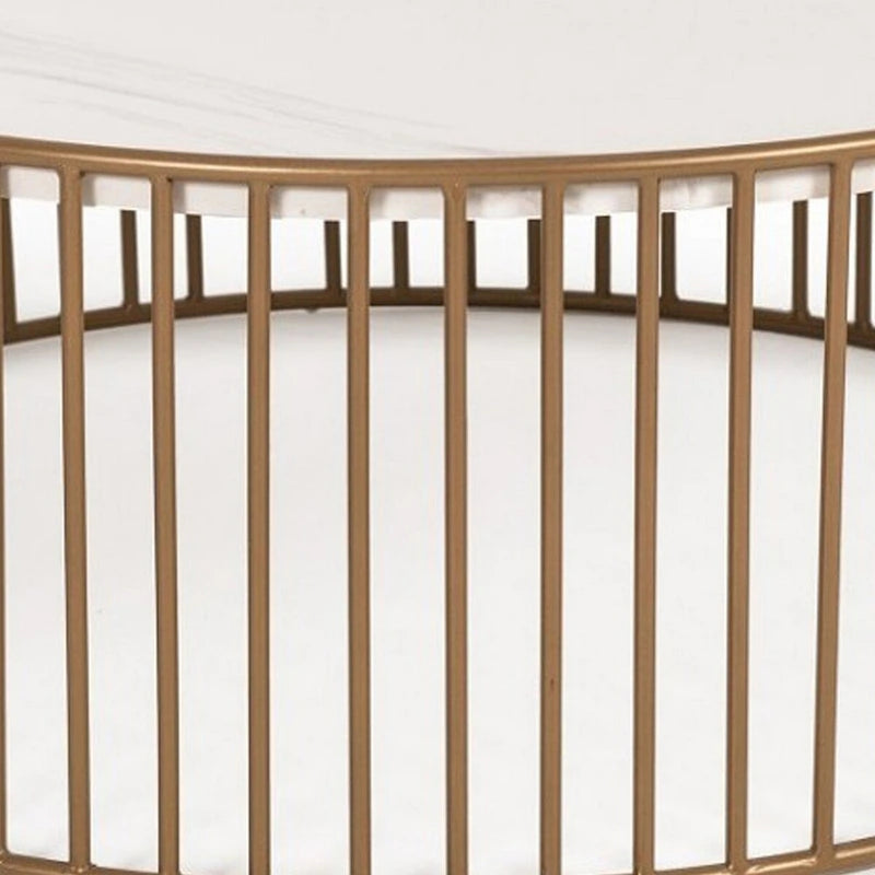 Table basse ronde en métal ardoisé avec plateau de service imitation marbre, doré et blanc
