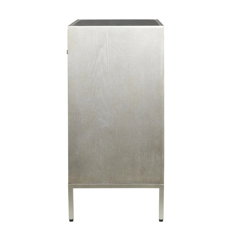 Commode en bois à trois tiroirs avec finition capitonnée, plateau miroir et poignées anneaux.